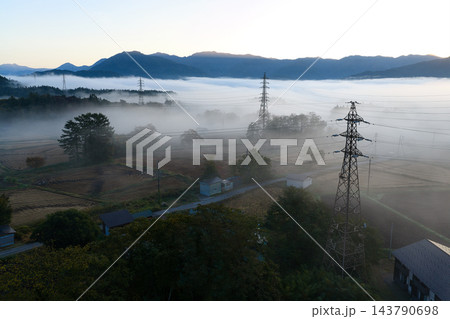 白馬村を覆う雄大な雲海　長野県白馬村（ドローンによる空撮） 143790698