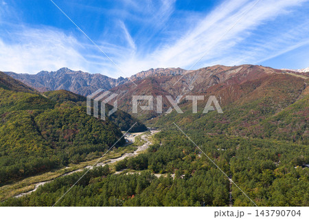 平川・源太郎の紅葉と白馬連峰 長野県白馬村(ドローンによる空撮) 平川・源太郎の紅葉と白馬連峰 長野県白馬村(ドローンによる空撮) 143790704