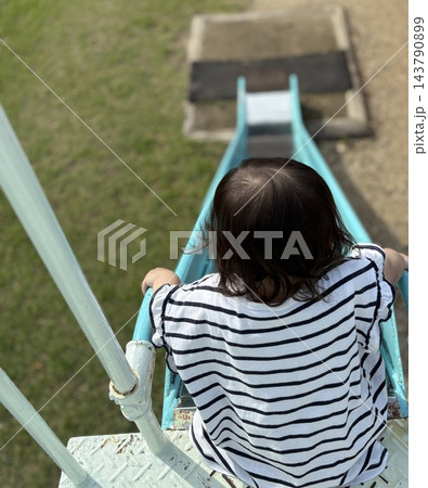 小さな背中に広がる大きな景色 小さな背中に広がる大きな景色 143790899
