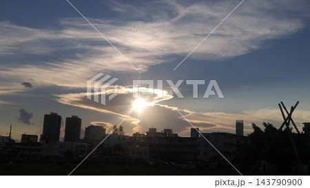 雲の額縁に輝く太陽 雲の額縁に輝く太陽 143790900