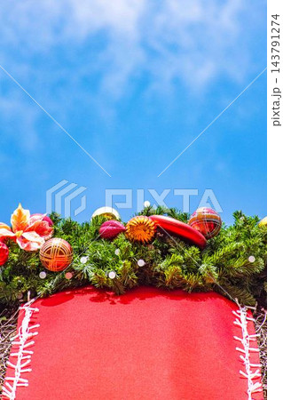 青空とクリスマス装飾 青空とクリスマス装飾 143791274