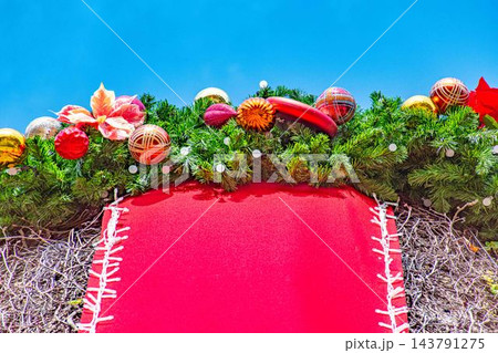 青空とクリスマス装飾 青空とクリスマス装飾 143791275