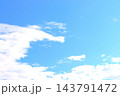 青空と白い雲・背景素材 143791472