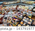 スーパーマーケットのチーズ売場 143791977