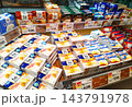 スーパーマーケットのチーズ売場 143791978