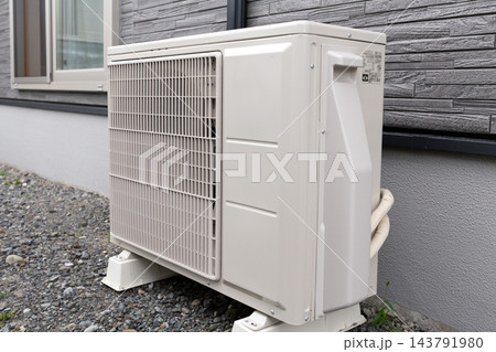 新築住宅の新しいエアコン室外機 143791980