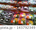 スーパーマーケットのサラダ 143792349