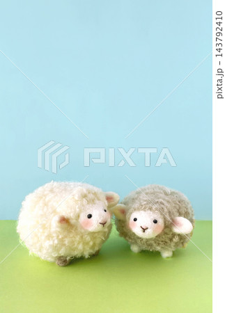 毛糸のポンポンで作ったかわいい羊2匹のハンドメイド作品　未年年賀状 143792410