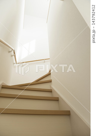 光が差し込む階段 143792412