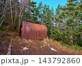 秋の長野県小諸市の浅間外輪山の槍ヶ鞘(やりがさや)付近にある避難シェルターの様子 143792860