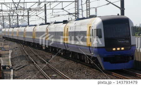 JR京葉線葛西臨海公園駅を通過する255系特急形直流電車「房総ビューエクスプレス」 143793479
