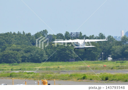 飛び去るセスナ機(調布飛行場/東京都調布市) 飛び去るセスナ機(調布飛行場/東京都調布市) 143793548
