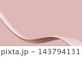 リボンのような流線が波打つピンク色の背景イラスト。女性向けの販促に適した抽象的なイメージ 143794131