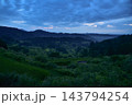 山間の里山を包む朝霧と青い空、夜明けの棚田風景 143794254