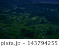 山あいに広がる緑の棚田と里山の風景 143794255