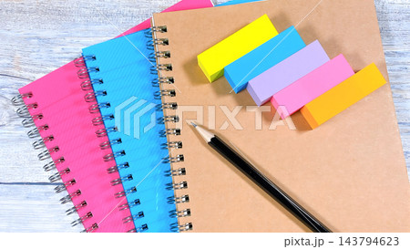 リングノートと付箋のある学習と情報整理のイメージ リングノートと付箋のある学習と情報整理のイメージ 143794623