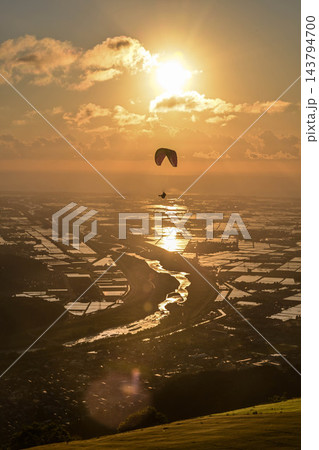 水田が輝く手取川の夕景 143794700