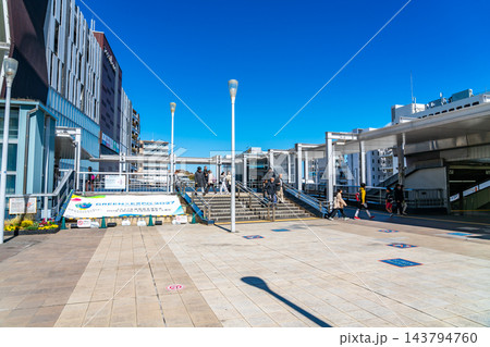 【神奈川県】爽やかな青空が広がる戸塚駅の西口 143794760
