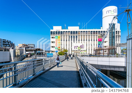 【神奈川県】爽やかな青空が広がる戸塚駅の東口 143794768