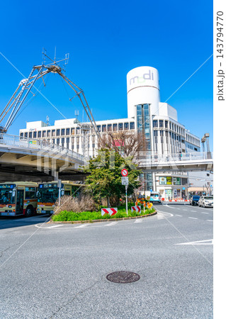 【神奈川県】爽やかな青空が広がる戸塚駅の東口 【神奈川県】爽やかな青空が広がる戸塚駅の東口 143794770