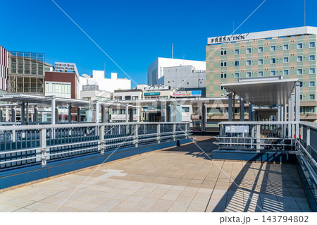 【神奈川県】様々なビルが並ぶJR戸塚駅前 【神奈川県】様々なビルが並ぶJR戸塚駅前 143794802