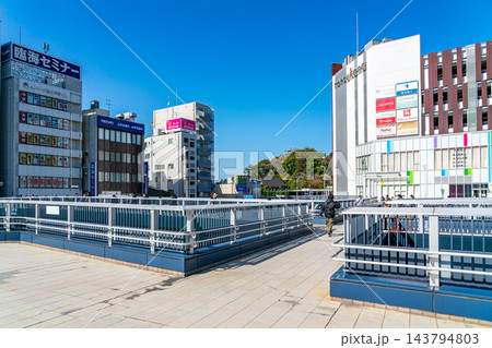 【神奈川県】様々なビルが並ぶJR戸塚駅前 【神奈川県】様々なビルが並ぶJR戸塚駅前 143794803