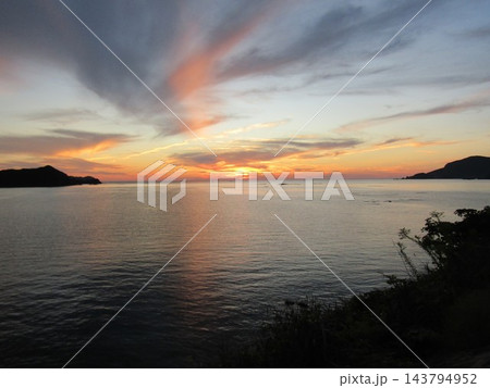熊本県天草市、日本の夕陽百選にも選ばれた美しく幻想的な「魚貫・黒石の夕陽」 熊本県天草市、日本の夕陽百選にも選ばれた美しく幻想的な「魚貫・黒石の夕陽」 143794952