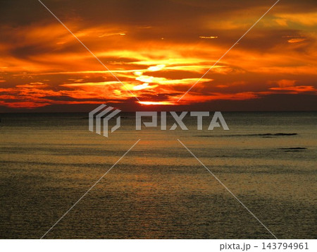 熊本県天草市、日本の夕陽百選にも選ばれた美しく幻想的な「魚貫・黒石の夕陽」 熊本県天草市、日本の夕陽百選にも選ばれた美しく幻想的な「魚貫・黒石の夕陽」 143794961