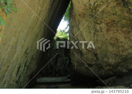 沖縄最高の聖地の斎場御嶽の三庫理の神聖な風景 143795210