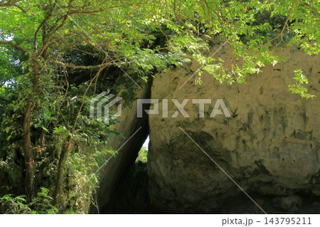 沖縄の聖域の斎場御嶽の巨石の景色 143795211