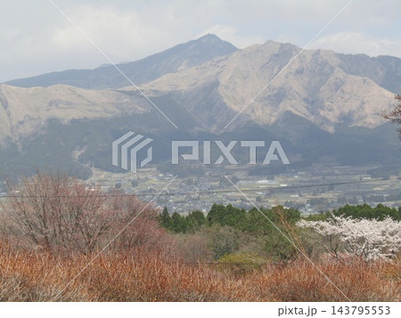 春、南阿蘇から見た阿蘇山の雄大な風景 春、南阿蘇から見た阿蘇山の雄大な風景 143795553