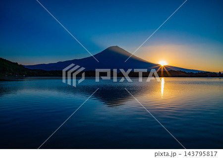 【静岡県】秋の田貫湖　富士山　夜明け 143795817