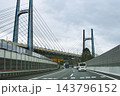 東名高速道路 足柄橋をくぐる走行車両と道路風景 143796152