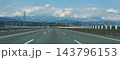 新東名高速道路から望む美しい山並みと青空のドライブ風景 143796153