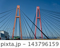青空に広がる名港トリトン（名港西大橋）の赤い主塔と斜張橋の美しいケーブル風景 143796159