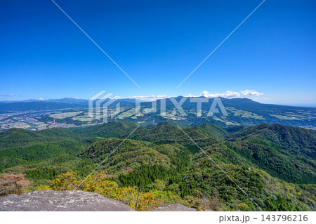 群馬県の子持山・獅子岩から望む八ヶ岳の山並みと関東平野の絶景 143796216