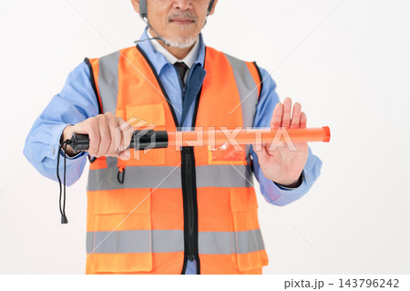 反射ベスト 誘導棒 作業員 手元 反射ベスト 誘導棒 作業員 手元 143796242