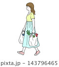 買い物帰りの女性 143796465