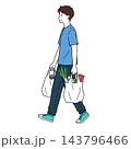 買い物帰りの男性 143796466