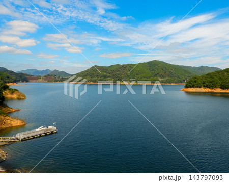 宮ヶ瀬湖畔園地の風景 水の郷大つり橋からみた眺望 宮ヶ瀬湖畔園地の風景 水の郷大つり橋からみた眺望 143797093