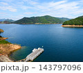 宮ヶ瀬湖畔園地の風景　水の郷大つり橋からみた眺望 143797096