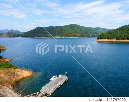 宮ヶ瀬湖畔園地の風景 水の郷大つり橋からみた眺望 宮ヶ瀬湖畔園地の風景 水の郷大つり橋からみた眺望 143797096
