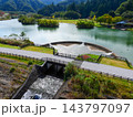 宮ヶ瀬湖畔園地の風景　水の郷大つり橋からみた眺望 143797097