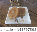 冬の定番「おでん」：出し汁の染みた大根 143797598