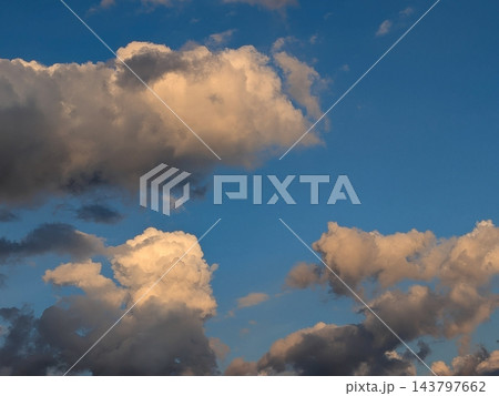 夕日に照らされた雲 143797662