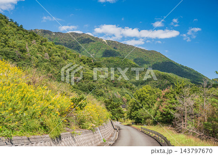 比良山麓を通る国道161号線沿いの側道　滋賀県大津市 143797670
