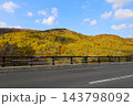 秋深まる北海道の紅葉の中、十月北海道ドライブ、メイプル街道を抜けて赤井川の国道を紅葉望む秋の空 143798092