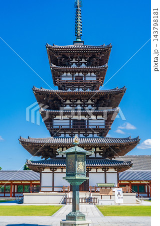 奈良県奈良市 薬師寺の東塔と灯篭 奈良県奈良市 薬師寺の東塔と灯篭 143798181