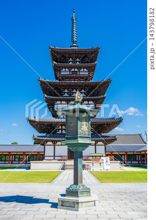 奈良県奈良市 薬師寺の東塔と灯篭 奈良県奈良市 薬師寺の東塔と灯篭 143798182