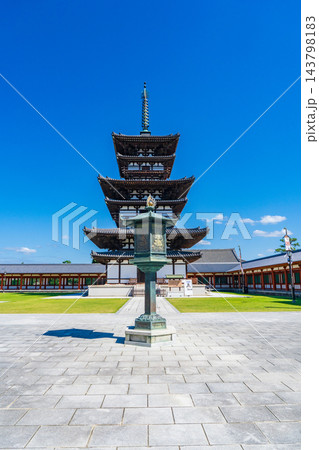 奈良県奈良市 薬師寺の東塔と灯篭 奈良県奈良市 薬師寺の東塔と灯篭 143798183